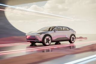 © mfahryf - stock.adobe.com Foto: Auto vor bewölktem Hintergrund auf spiegelnder futuristischer Straße